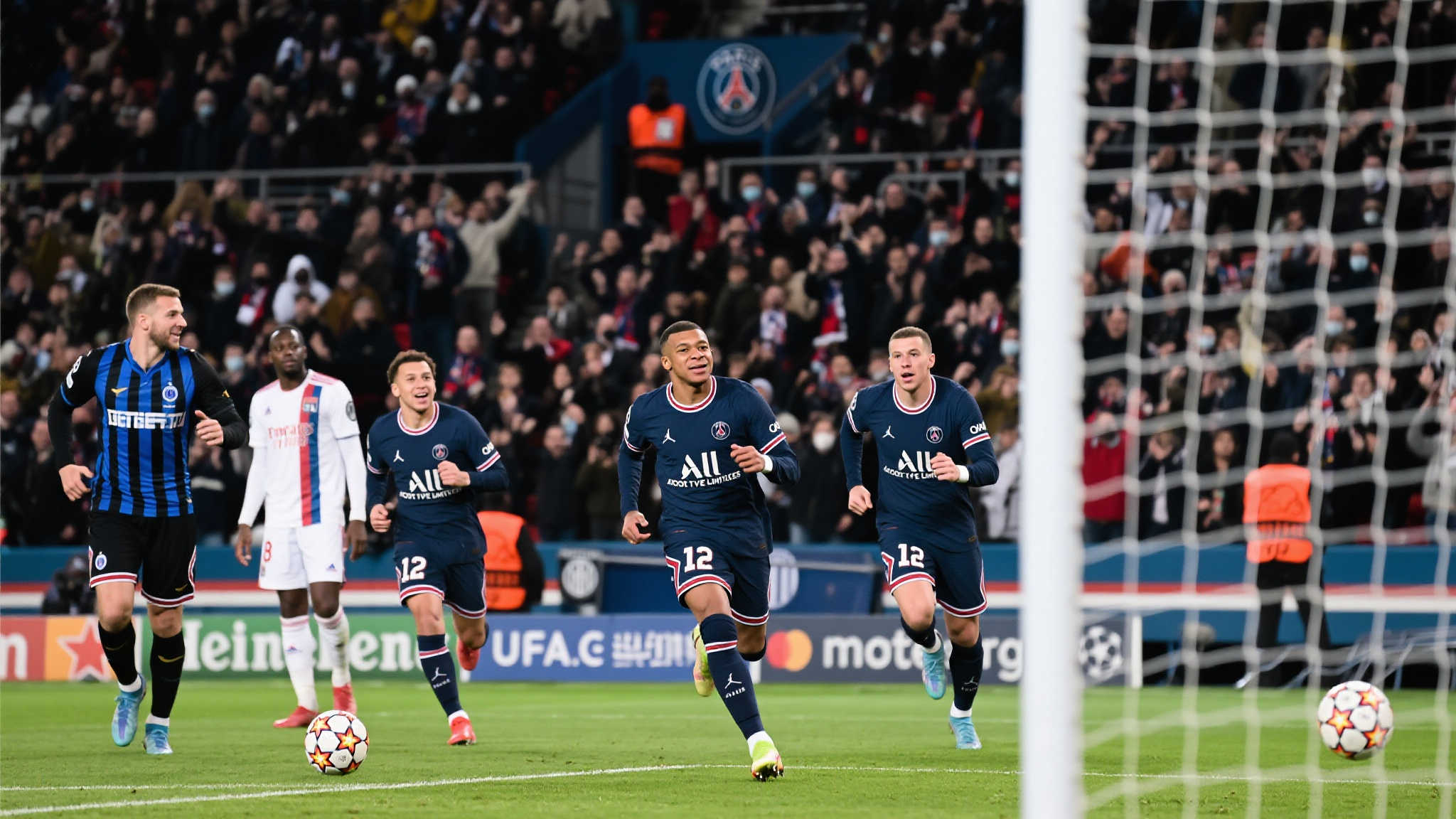 8万人见证巴黎狂飙：3战12球横扫国米零封马竞争锋